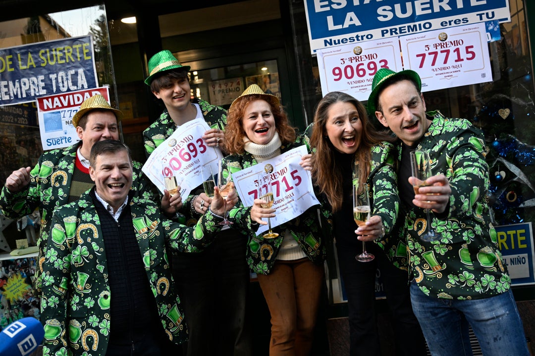 Empleados de una administración de lotería de Oviedo celebran tras haber vendido décimos del 90693 Empleados de una administración de lotería de Oviedo celebran tras haber vendido décimos del 90693