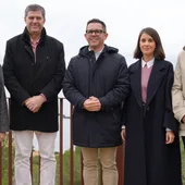 Rafa Triguero en el medio, durante la inauguración de la reforma Rafa Triguero en el medio, durante la inauguración de la reforma