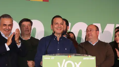 l candidato de VOX a la Junta de Extremadura, Óscar Fernández Calle, comparece ante la prensa para comentar los resultados electorales l candidato de VOX a la Junta de Extremadura, Óscar Fernández Calle, comparece ante la prensa para comentar los resultados electorales