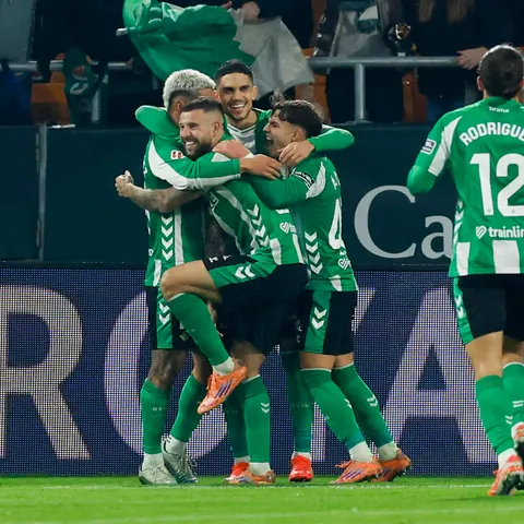 Los jugadores del Betis celebran el cuarto gol de su equipo durante el partido de la jornada 17 de LaLiga EA Sports, que Real Betis y Getafe CF disputan hoy domingo en el estadio La Cartuja de Sevilla
