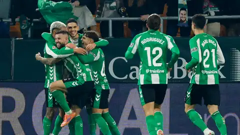 Los jugadores del Betis celebran el cuarto gol de su equipo durante el partido de la jornada 17 de LaLiga EA Sports, que Real Betis y Getafe CF disputan hoy domingo en el estadio La Cartuja de Sevilla Los jugadores del Betis celebran el cuarto gol de su equipo durante el partido de la jornada 17 de LaLiga EA Sports, que Real Betis y Getafe CF disputan hoy domingo en el estadio La Cartuja de Sevilla