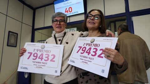  Empleados de la administración situada en la plaza Obispo Alcolea, que ha repartido el premio Gordo de La Lotería de Navidad, en La Bañeza, León. 