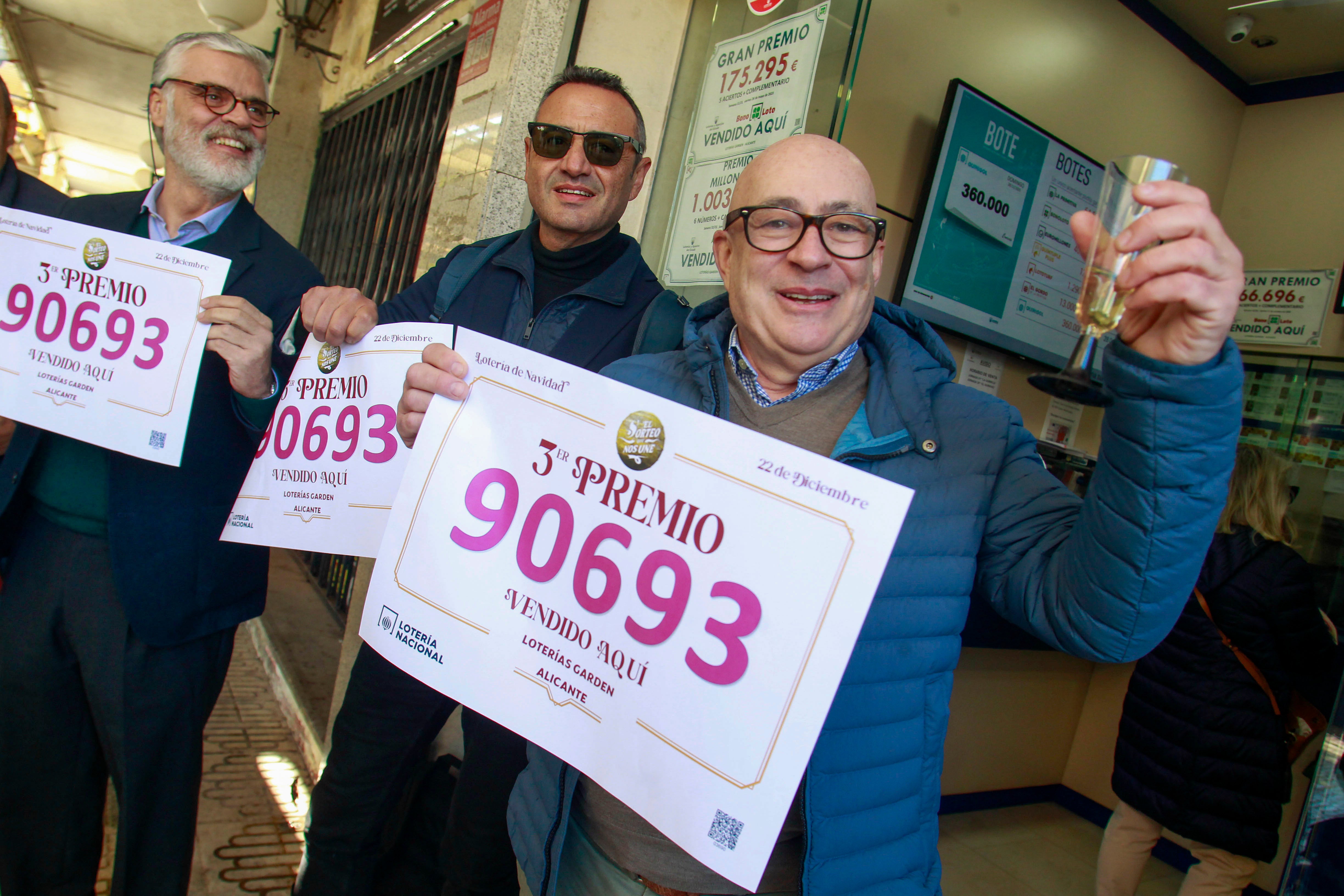 La administración número 30 de la Playa de San Juan reparte 10 millones de euros con el tercer premio de la lotería de Navidad La administración número 30 de la Playa de San Juan reparte 10 millones de euros con el tercer premio de la lotería de Navidad