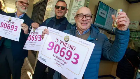 Roberto González (derecha) brinda por el tercer premio Roberto González (derecha) brinda por el tercer premio