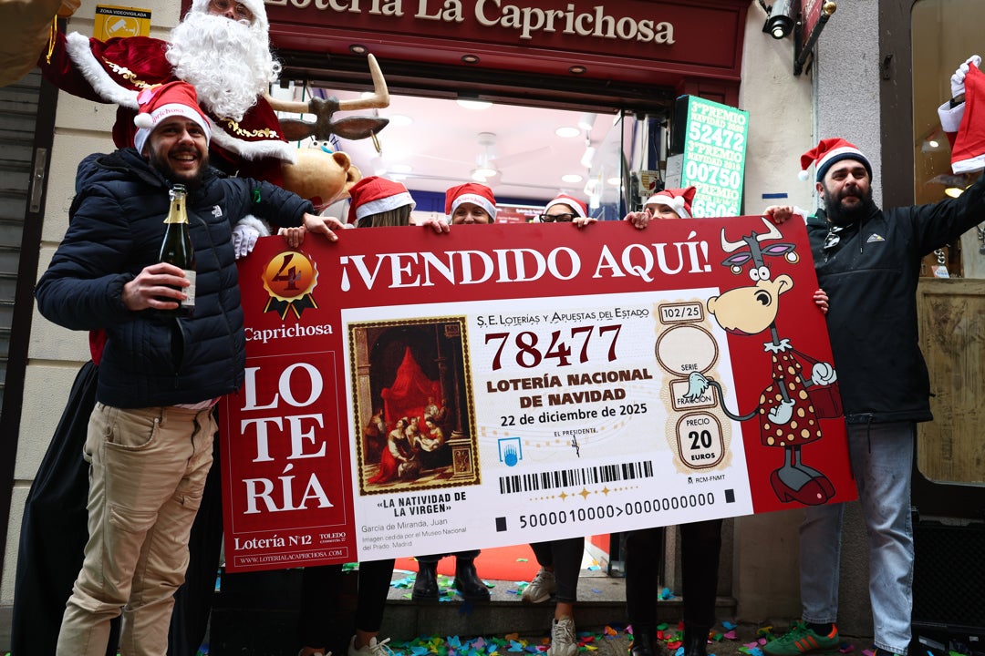 Varias personas celebran a las puertas de una administración de lotería en Toledo, donde se ha vendido un cuarto premio Varias personas celebran a las puertas de una administración de lotería en Toledo, donde se ha vendido un cuarto premio