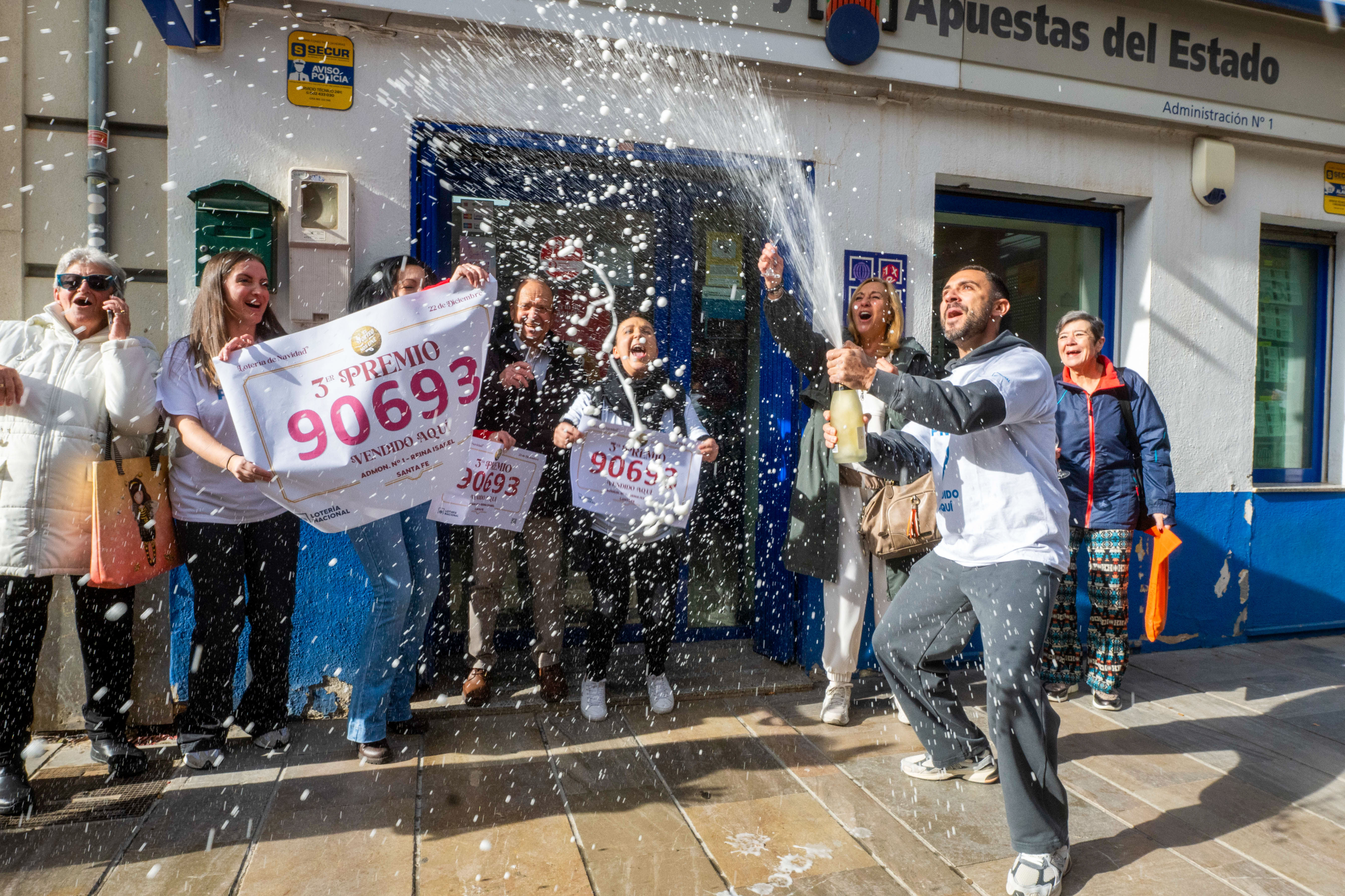 El 90.693, tercer premio de la Lotería de Navidad, reparte 25 millones de euros en Santa Fe El 90.693, tercer premio de la Lotería de Navidad, reparte 25 millones de euros en Santa Fe