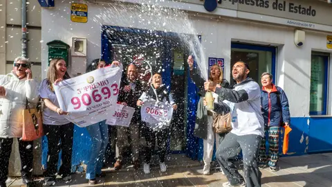 El 90.693, tercer premio de la Lotería de Navidad, reparte 25 millones de euros en Santa Fe El 90.693, tercer premio de la Lotería de Navidad, reparte 25 millones de euros en Santa Fe