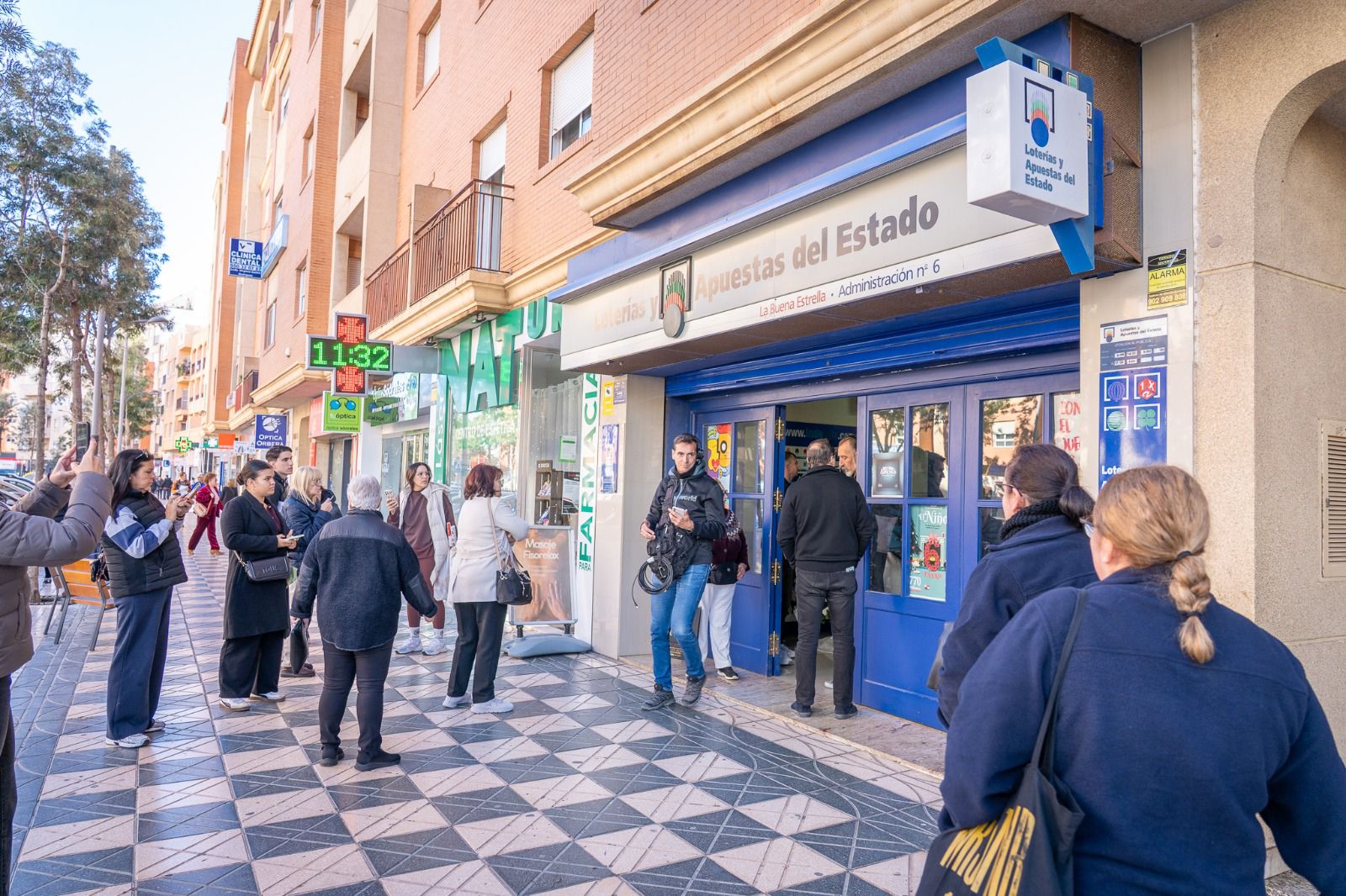 La Lotería de Navidad reparte más de 3,3 millones de euros en la provincia de Almería La Lotería de Navidad reparte más de 3,3 millones de euros en la provincia de Almería