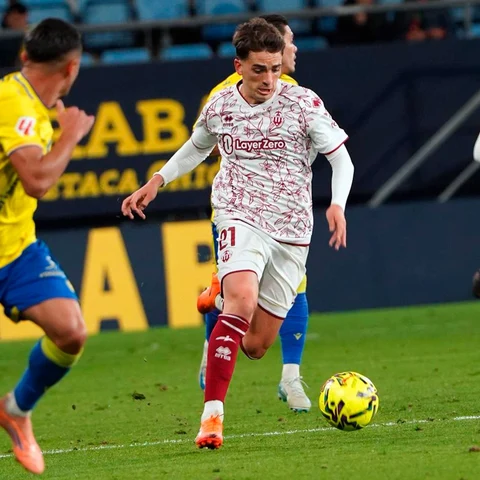 Alex Calatrava en acción ante el Cádiz