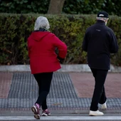 Dos personas caminan en Madrid en una imagen de archivo. Dos personas caminan en Madrid en una imagen de archivo.