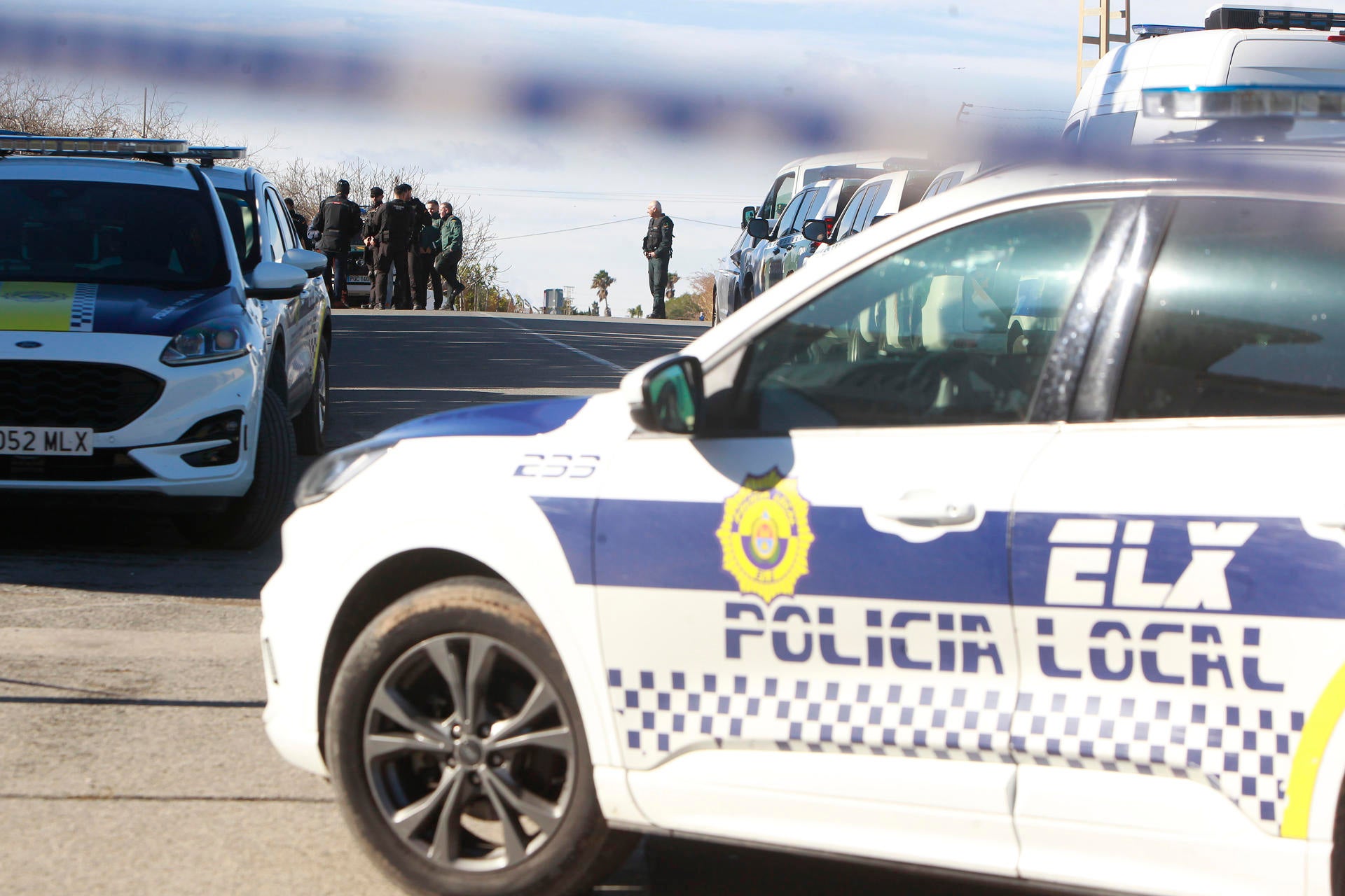 Dotaciones de la Policía Local de Elche en las inmediaciones del chalé de La Marina. Dotaciones de la Policía Local de Elche en las inmediaciones del chalé de La Marina.