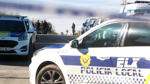Dotaciones de la Policía Local de Elche en las inmediaciones del chalé de La Marina. Dotaciones de la Policía Local de Elche en las inmediaciones del chalé de La Marina.