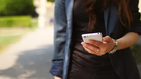Imagen de archivo de una persona que utiliza su teléfono móvil. Imagen de archivo de una persona que utiliza su teléfono móvil.