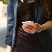 Imagen de archivo de una persona que utiliza su teléfono móvil. Imagen de archivo de una persona que utiliza su teléfono móvil.