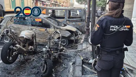 Varios de los vehículos, supuestamente, incendiados de forma intencionada por un hombre de 45 años que ha sido detenido. Varios de los vehículos, supuestamente, incendiados de forma intencionada por un hombre de 45 años que ha sido detenido.