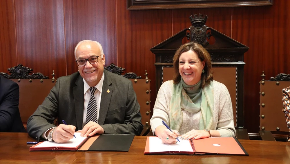 Firma convenio cesión local futura Oficina Emplea de Manzanares Firma convenio cesión local futura Oficina Emplea de Manzanares