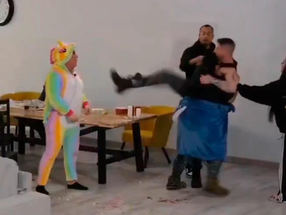 Hiệp hội Người dùng Truyền thông yêu cầu CNMC điều tra bộ phim "The House of Twins 2" về vấn đề bạo lực, phân biệt đối xử và nguy cơ gây hại cho trẻ vị thành niên | Onda Cero Radio