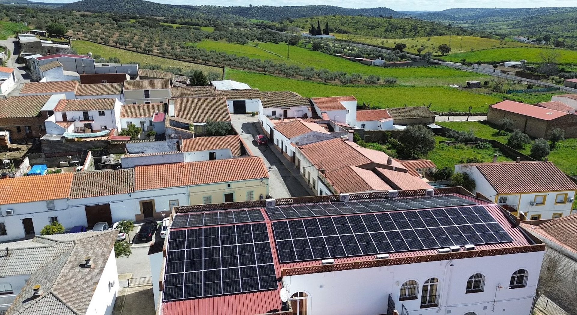Un total de 35 consistorios reciben de la Diputación pacense estudios de potencial fotovoltaico en edificio municipales Un total de 35 consistorios reciben de la Diputación pacense estudios de potencial fotovoltaico en edificio municipales