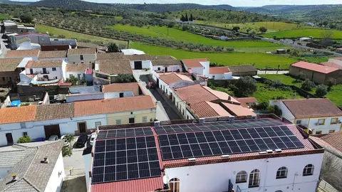 Un total de 35 consistorios reciben de la Diputación pacense estudios de potencial fotovoltaico en edificio municipales Un total de 35 consistorios reciben de la Diputación pacense estudios de potencial fotovoltaico en edificio municipales