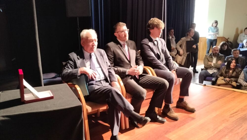 Paco Rodríguez en compañía de Borja León y Jacob Fernandez.