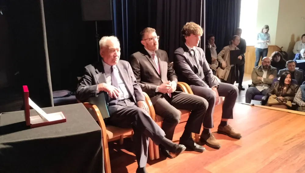 Paco Rodríguez en compañía de Borja León y Jacob Fernandez. Paco Rodríguez en compañía de Borja León y Jacob Fernandez.