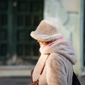 Imagen de transeúntes protegiéndose del frío. Imagen de transeúntes protegiéndose del frío.