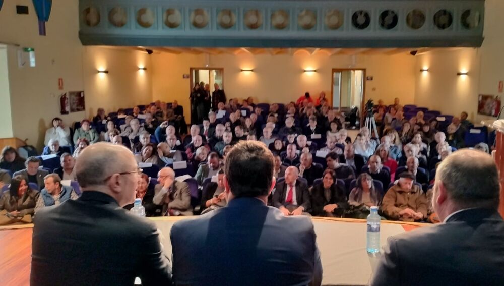 Luis Felipe arropado por un auditorio lleno de gente.