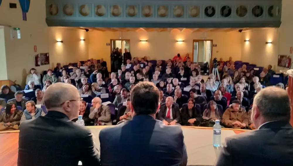 Luis Felipe arropado por un auditorio lleno de gente. Luis Felipe arropado por un auditorio lleno de gente.
