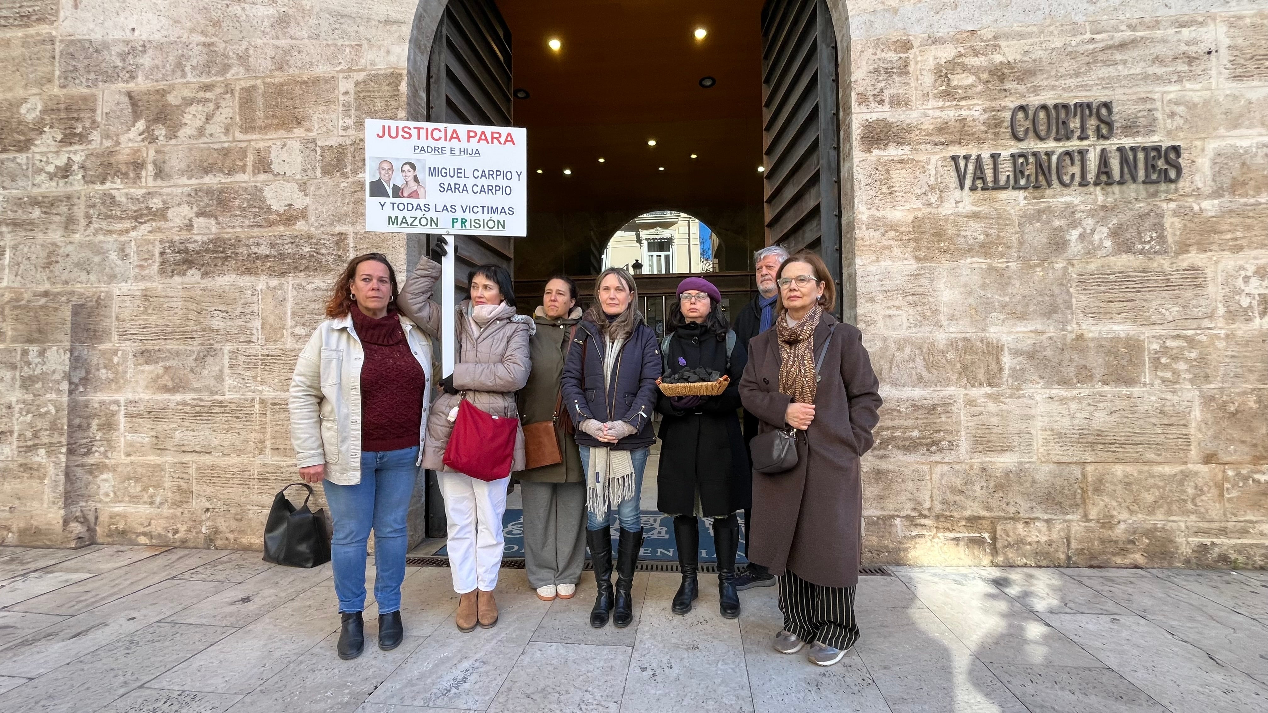 Las víctimas de la DANA 'entregan' carbón a Carlos Mazón: "No vamos a dejar pasar página" Las víctimas de la DANA 'entregan' carbón a Carlos Mazón: "No vamos a dejar pasar página"