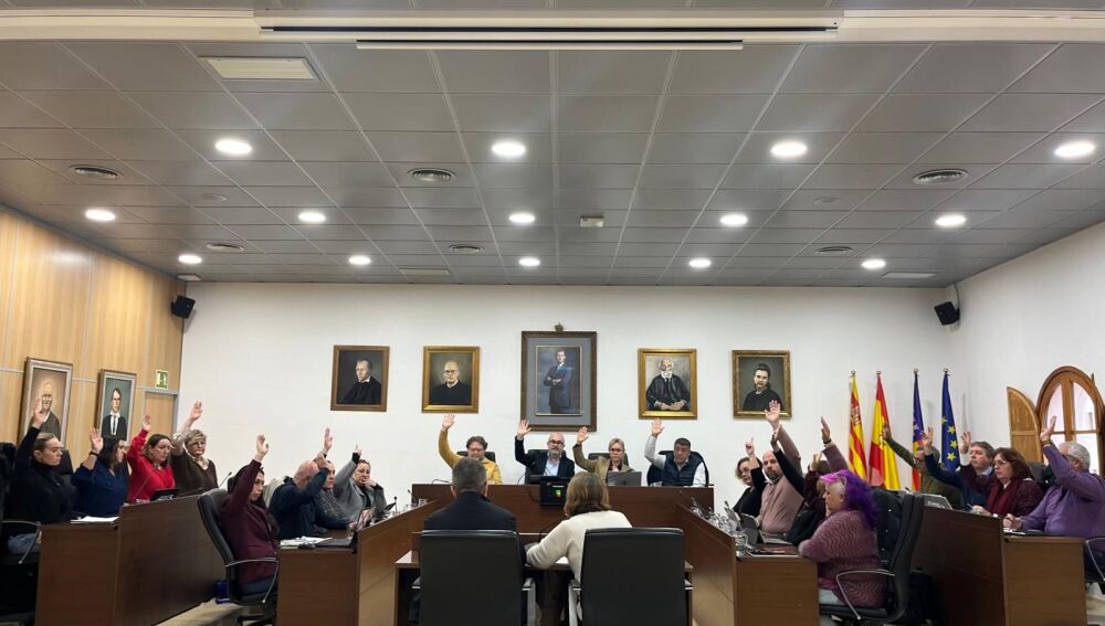 Imagen del pleno extraordinario donde se aprobó que sea el alcalde Vicent Roig el que negocie con los vecinos