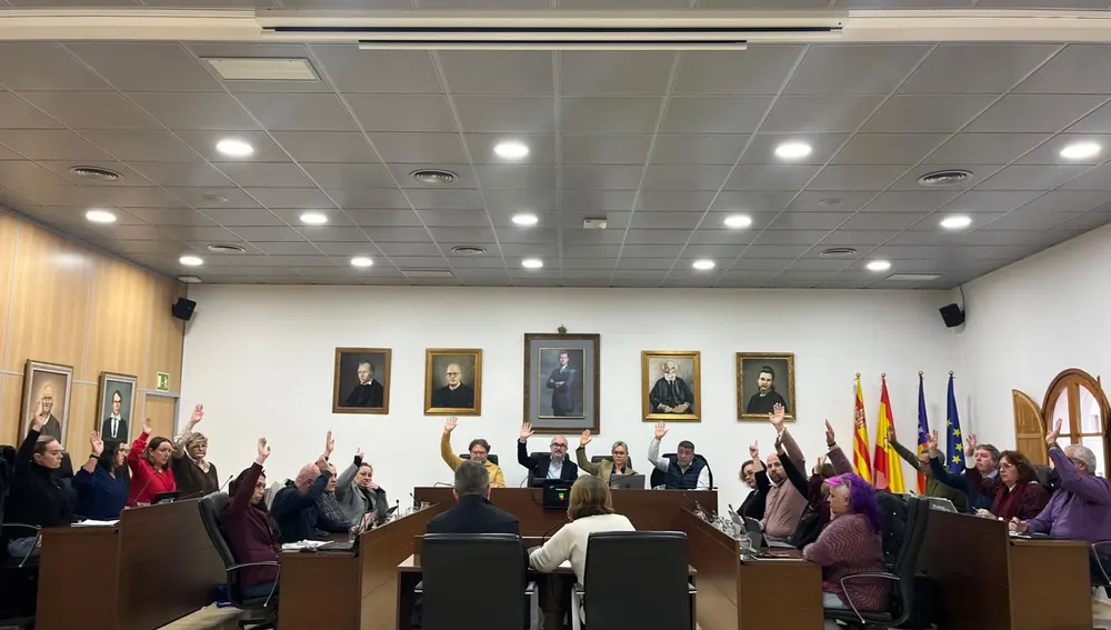 Imagen del pleno extraordinario donde se aprobó que sea el alcalde Vicent Roig el que negocie con los vecinos Imagen del pleno extraordinario donde se aprobó que sea el alcalde Vicent Roig el que negocie con los vecinos
