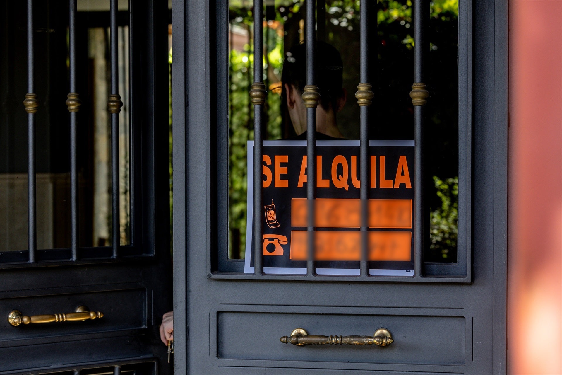 Un cartel que anuncia que se alquila una vivienda en Madrid. Un cartel que anuncia que se alquila una vivienda en Madrid.