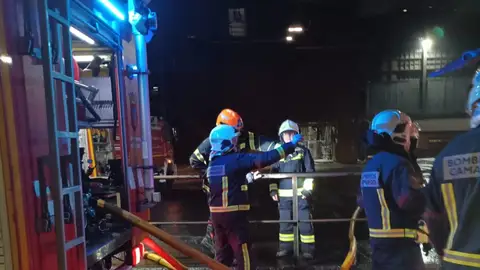 Bomberos del 112 Cantabria trabajando en el incendio de Ferroatlántica Bomberos del 112 Cantabria trabajando en el incendio de Ferroatlántica