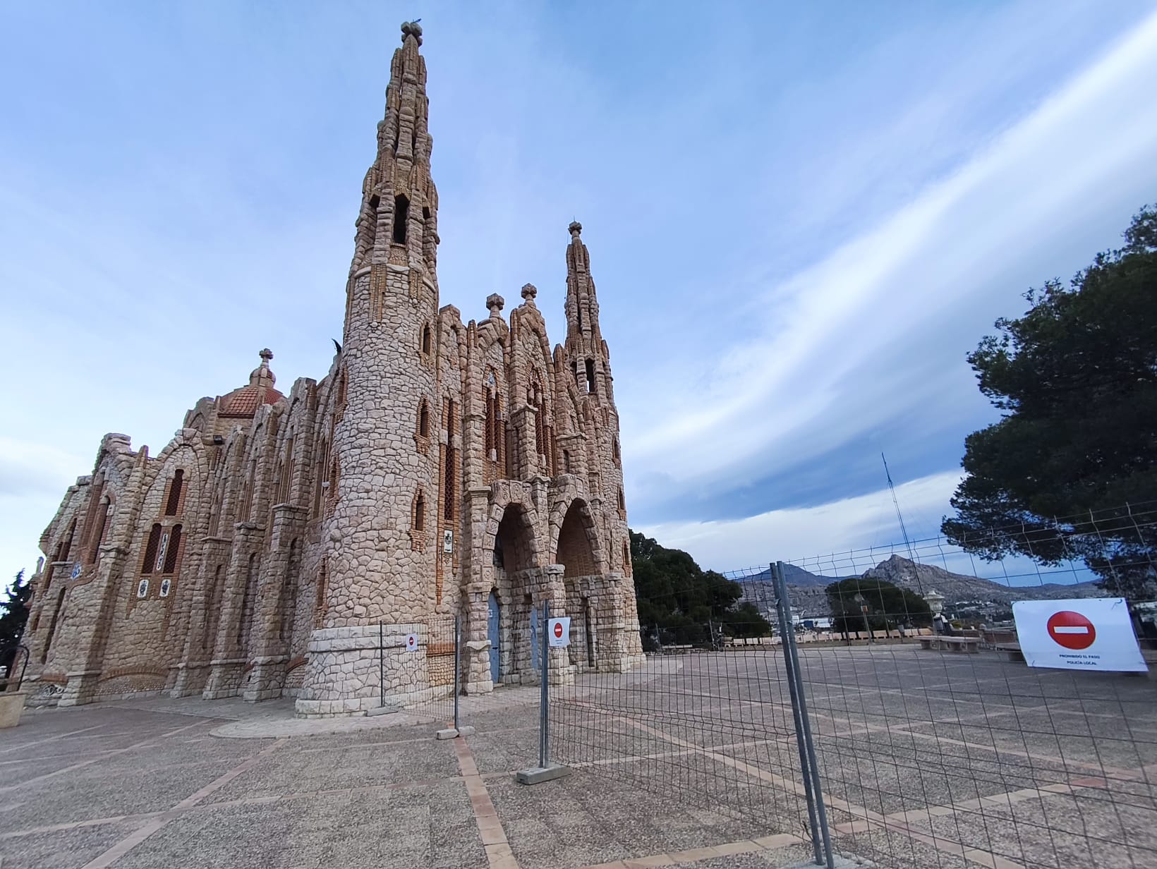 El Santuario de Santa María Magdalena de Novelda seguirá cerrado porque las grietas de una de sus torres “comprometen” su estabilidad El Santuario de Santa María Magdalena de Novelda seguirá cerrado porque las grietas de una de sus torres “comprometen” su estabilidad