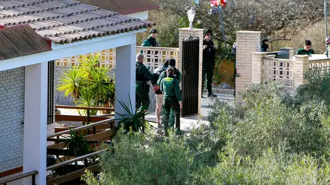 Momento de la detención en el chalé de Elche de los dos sospechosos. Momento de la detención en el chalé de Elche de los dos sospechosos.