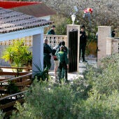 Momento de la detención en el chalé de Elche de los dos sospechosos.