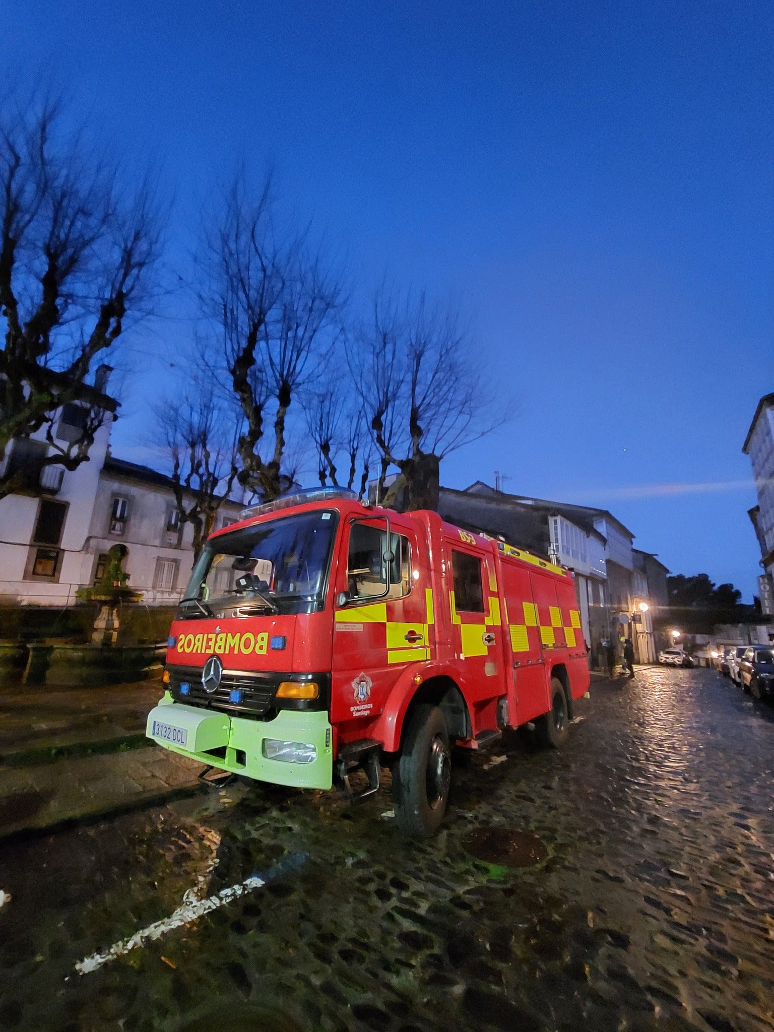 Policías locales y bomberos ratifican el preacuerdo con el Ayuntamiento de Santiago sobre los puestos y las horas extra Policías locales y bomberos ratifican el preacuerdo con el Ayuntamiento de Santiago sobre los puestos y las horas extra