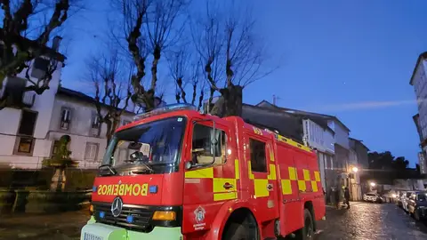 Policías locales y bomberos ratifican el preacuerdo con el Ayuntamiento de Santiago sobre los puestos y las horas extra Policías locales y bomberos ratifican el preacuerdo con el Ayuntamiento de Santiago sobre los puestos y las horas extra