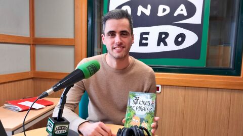 V&iacute;ctor Fuertes con el libro 'Un Circo de Piratas'