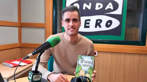 Víctor Fuertes con el libro 'Un Circo de Piratas' Víctor Fuertes con el libro 'Un Circo de Piratas'
