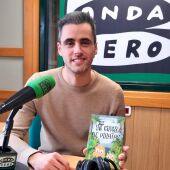 Víctor Fuertes con el libro 'Un Circo de Piratas'