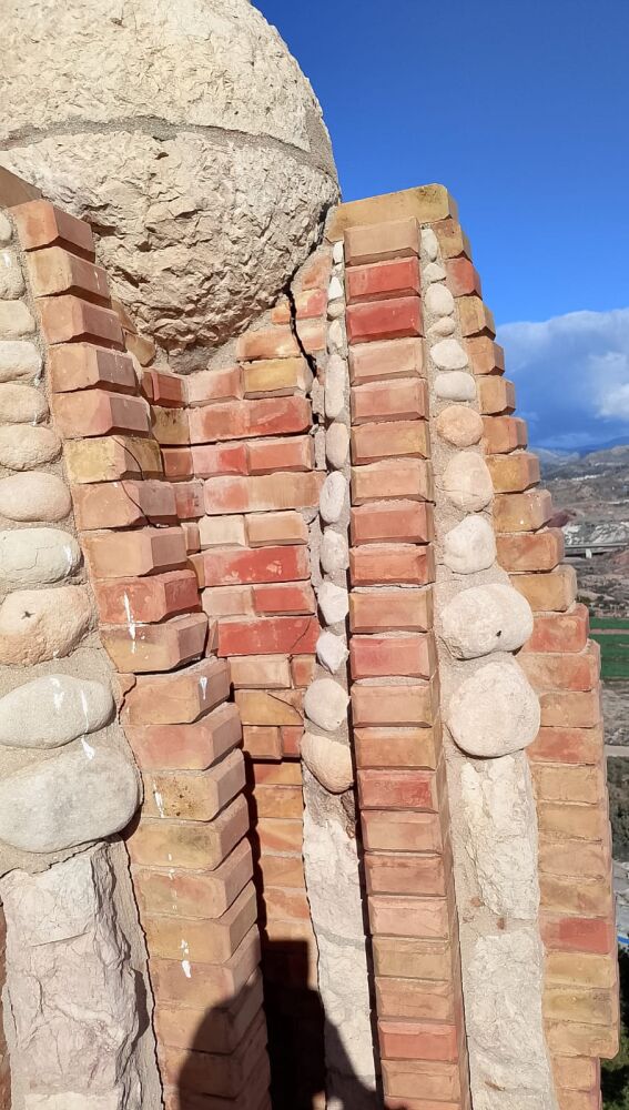 Detalles de una de las grietas detectadas en el Santuario de Santa María Magdalena de Novelda.