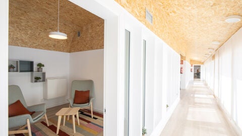 Imatge de l'interior d'una de les Barnahus, on es veu el passad&iacute;s central i una sala on s'at&eacute;n als menors