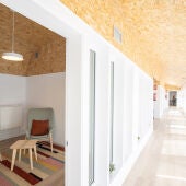 Imatge de l'interior d'una de les Barnahus, on es veu el passadís central i una sala on s'atén als menors