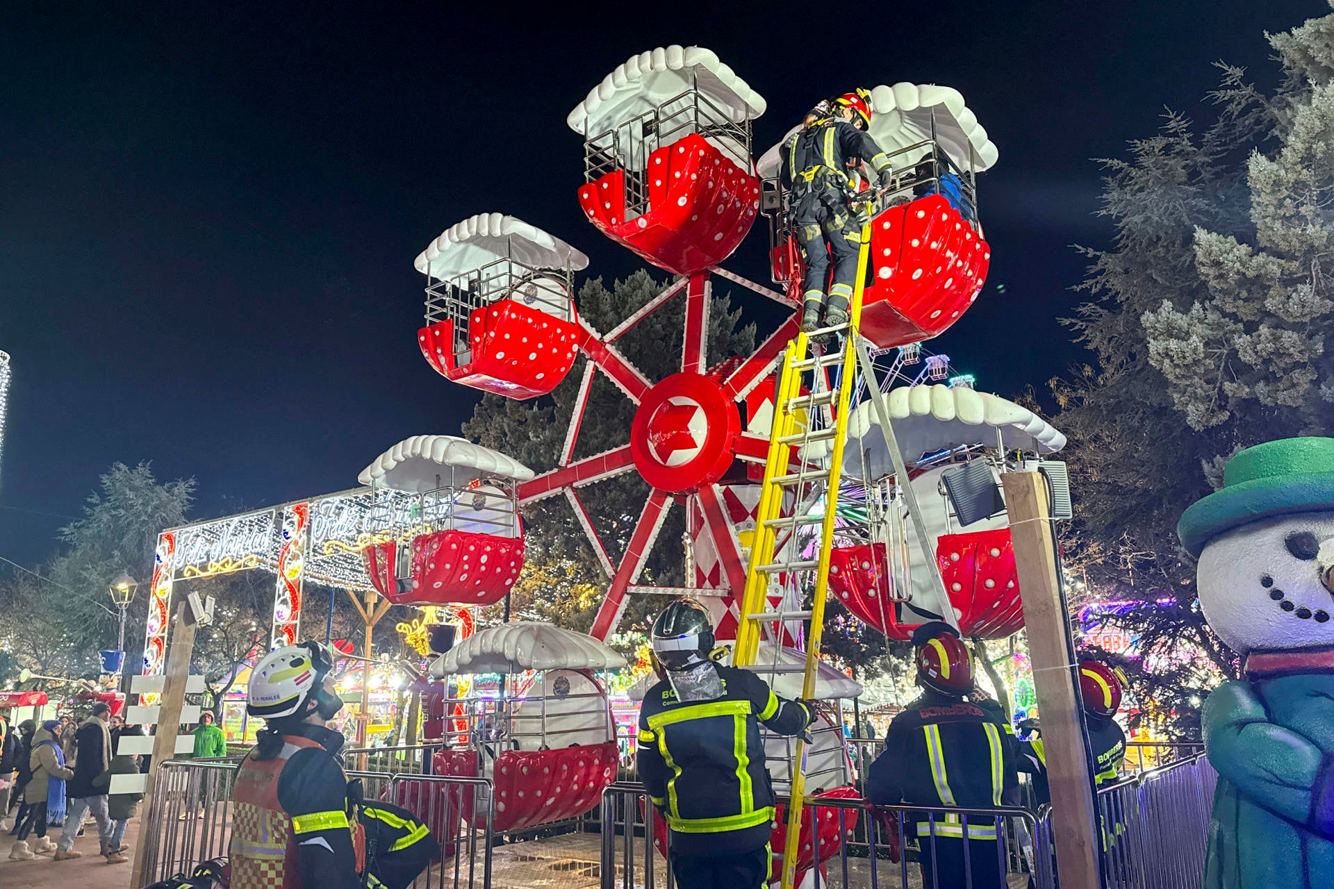 Los bomberos rescatan a cuatro menores y un adulto que quedaron atrapados en una cubeta de una noria infantil en Móstoles. Los bomberos rescatan a cuatro menores y un adulto que quedaron atrapados en una cubeta de una noria infantil en Móstoles.