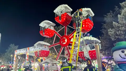 Los bomberos rescatan a cuatro menores y un adulto que quedaron atrapados en una cubeta de una noria infantil en Móstoles. Los bomberos rescatan a cuatro menores y un adulto que quedaron atrapados en una cubeta de una noria infantil en Móstoles.