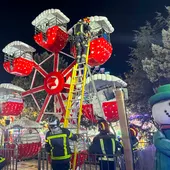 Los bomberos rescatan a cuatro menores y un adulto que quedaron atrapados en una cubeta de una noria infantil en Móstoles. Los bomberos rescatan a cuatro menores y un adulto que quedaron atrapados en una cubeta de una noria infantil en Móstoles.