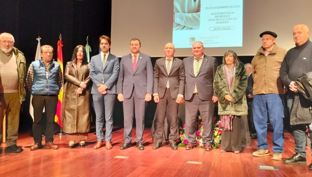 Foto de familia autoridades y corporación municipal de Vegadeo.