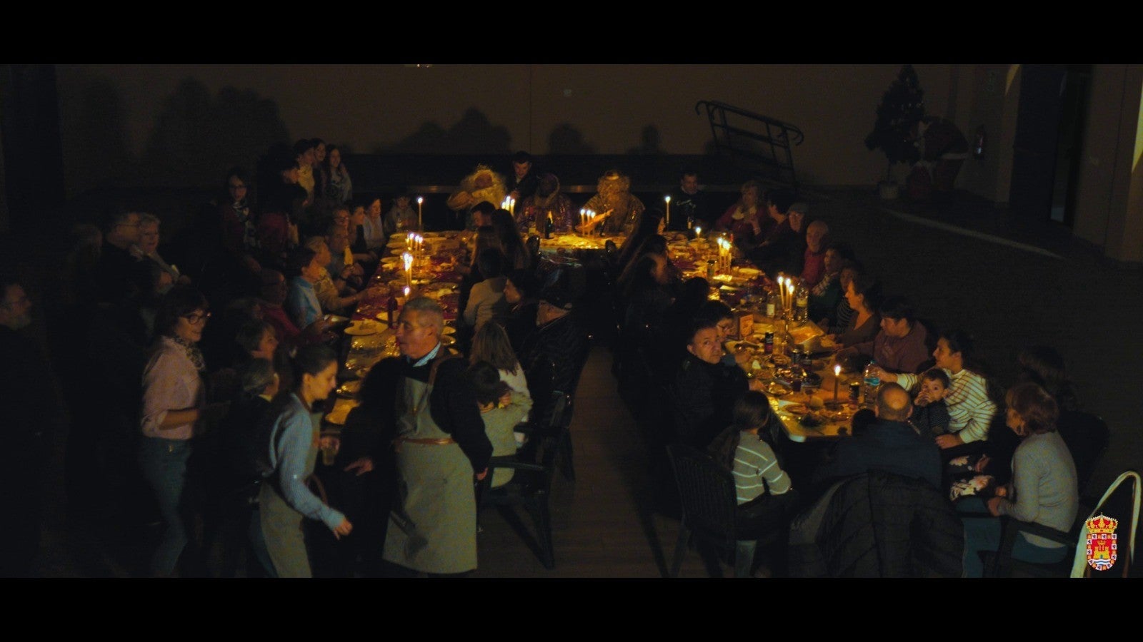 Herrera de Valdecañas vuelve a felicitar la Navidad con un audiovisual en el que participa prácticamente la totalidad de los vecinos Herrera de Valdecañas vuelve a felicitar la Navidad con un audiovisual en el que participa prácticamente la totalidad de los vecinos