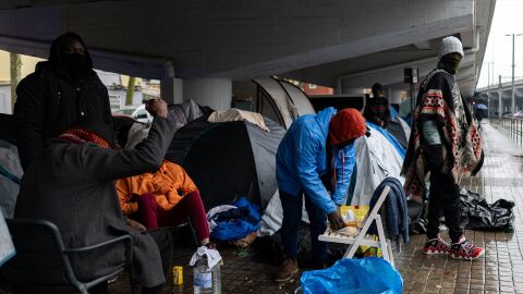 Imagen de los migrantes desalojados del B9 que viven debajo del puente de la C-31 en Badalona